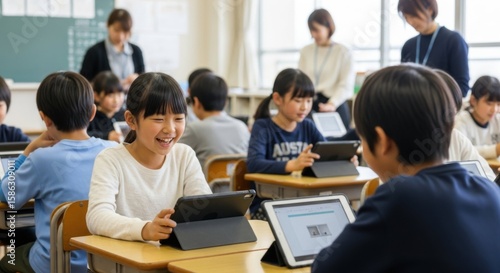 タブレットを使った授業で楽しそうに笑う小学生の女の子