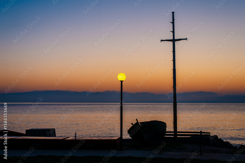 Obraz premium Silhouette of Ship Mast and Lamp Post at Sunset