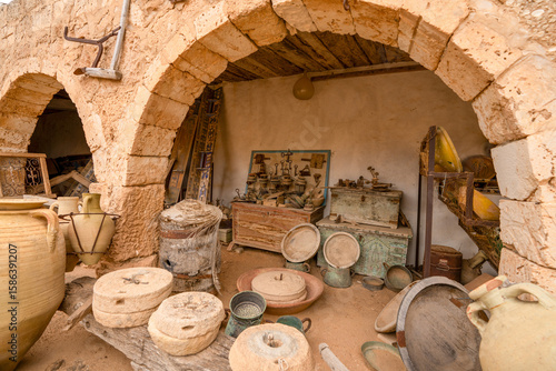 Foto Traditional Berber Pottery and Crafts in a Desert Dwelling