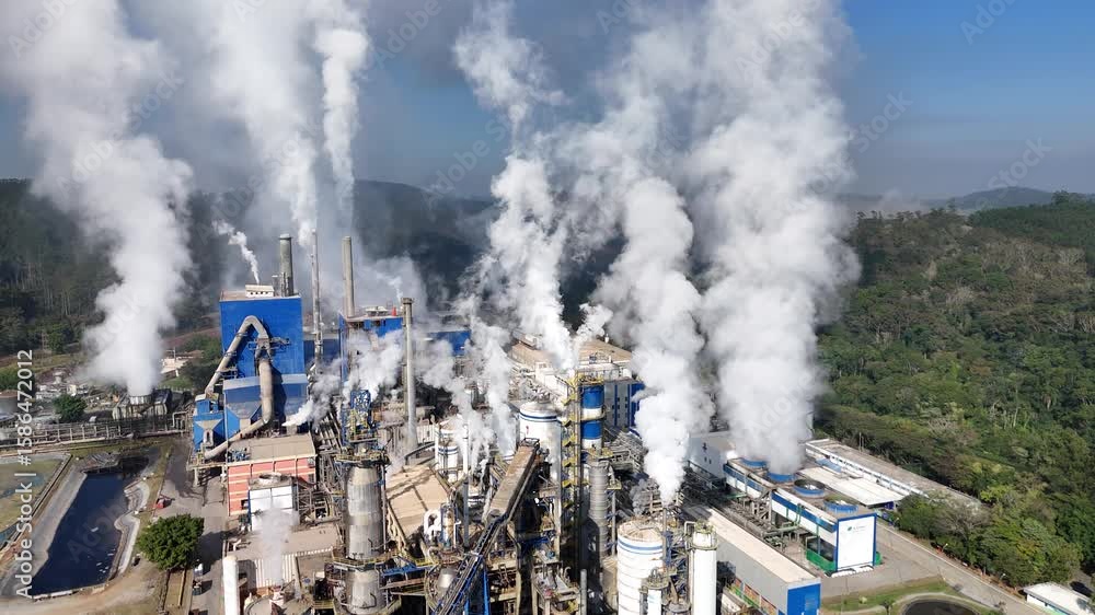 Vista aérea de uma fábrica de celulose e papel, mostrando o layout e os processos de produção da instalação industrial, destacando a importância da indústria na silvicultura sustentável e na produção