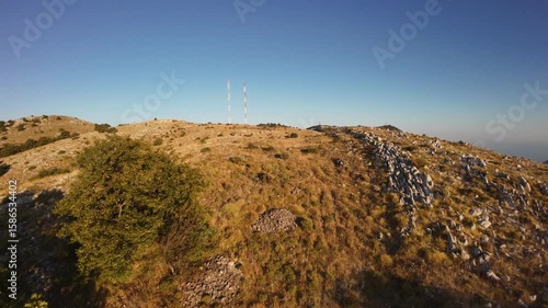 le soir dans l'arrière pays en été - drone FPV