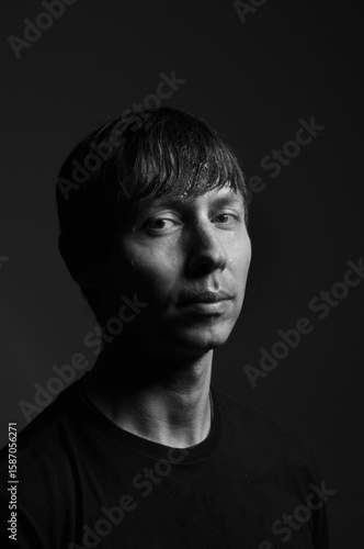 retrato preto e branco de rosto de homem 
