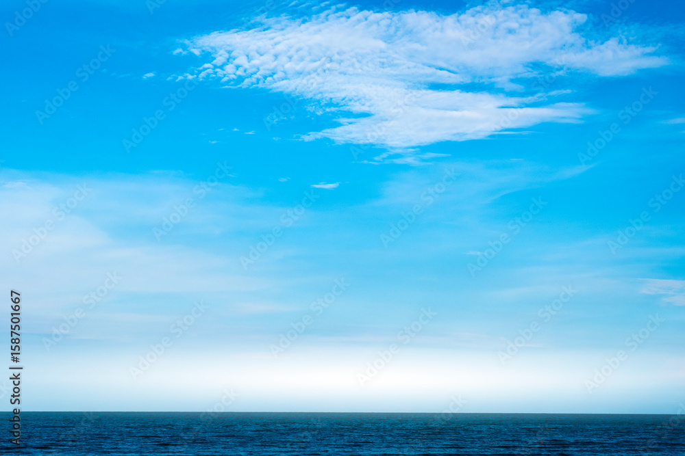 Obraz premium Nature of the ocean and blue sky Summer with sunshine, sandy beaches, clear blue waters sparkling against the blue sky. on an island with good ecology and environment Background for summer vacation