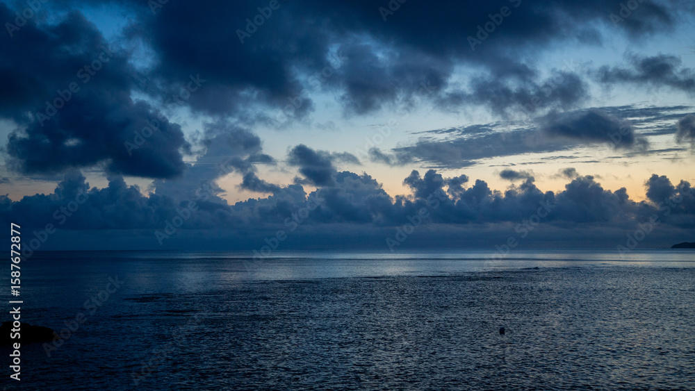 Fototapeta premium 夏の奄美大島の夜明けの風景。