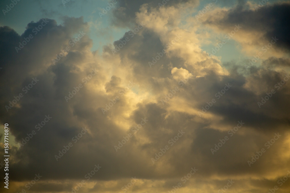 Obraz premium 夏の奄美大島の夜明けの風景。