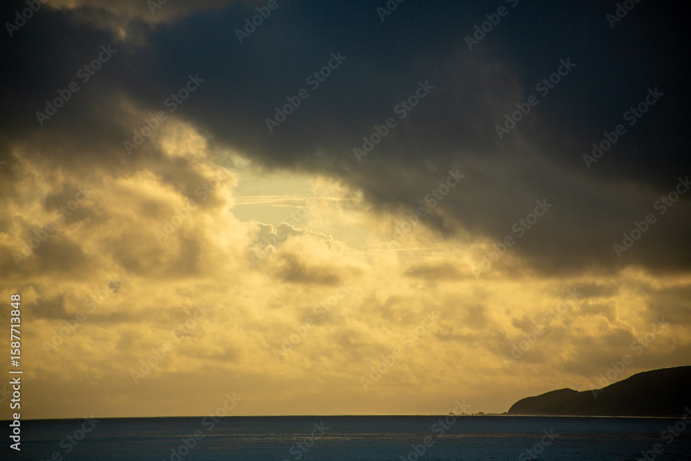 Fototapeta premium 夏の奄美大島の夜明けの風景。