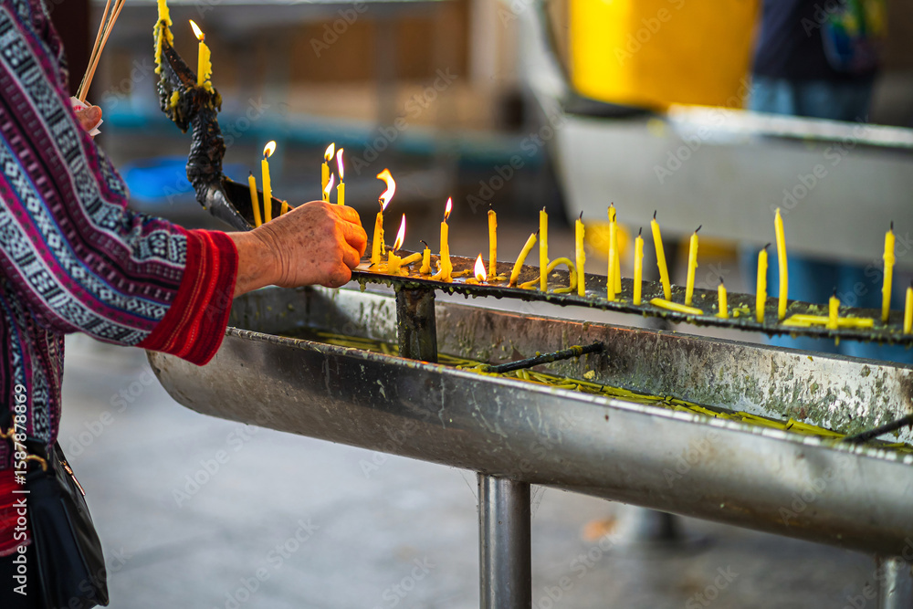 Ταπετσαρία asian elderly woman pay homage Light candles at the candlestick to worship the Thai Buddha