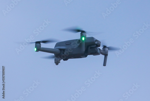 Canvastavla A drone is flying in the sky with green lights on it