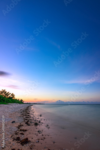  静けさに包まれた石垣島の夜明けの海岸線　ALOALOビーチ