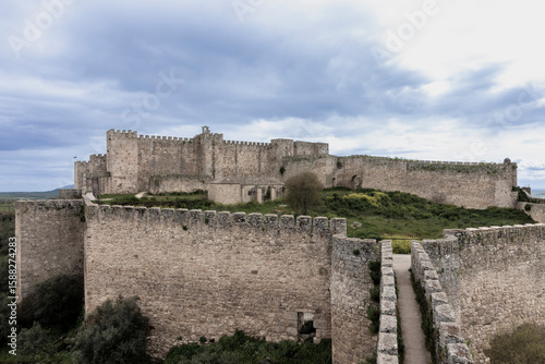 Quadro em tela Long walls protecting medieval castle under cloudy sky