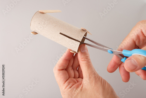 Valokuvatapetti hands-on moment in a DIY craft project