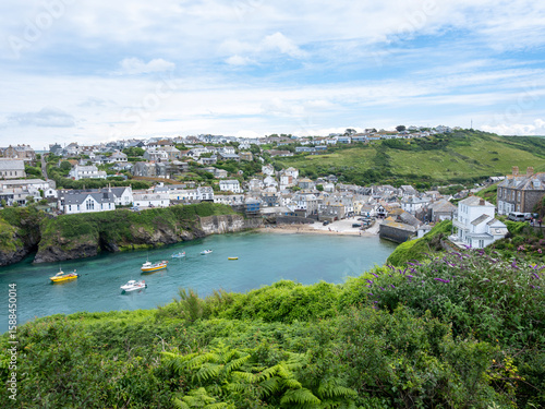Fotografía harbour and village of port isaac in cornwall seen from high viewpoint