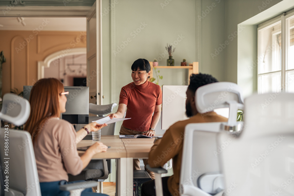 Fototapeta premium Collaborative Team Discussion in Modern Office Setting