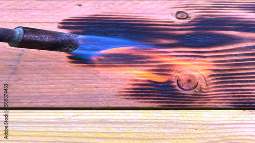 Technique du bois brûlé au chalumeau