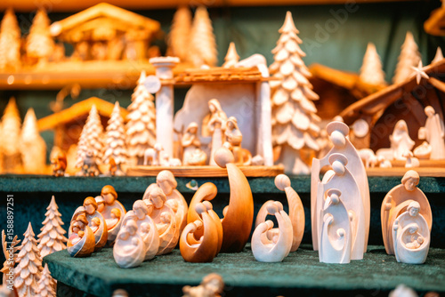 Fotografia Hand-carved wooden nativity scenes and religious figurines displayed at a Christ