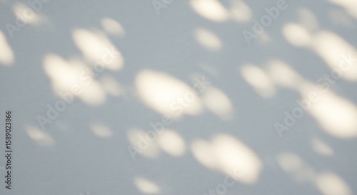 Lumière douce diffuse taches floues mur clair ombre naturelle. AI Generated