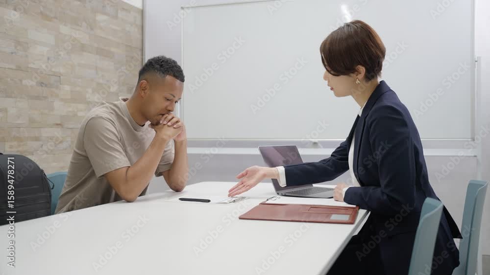 困る外国人労働者とサポートするスタッフ 困る外国人労働者とサポートするスタッフ