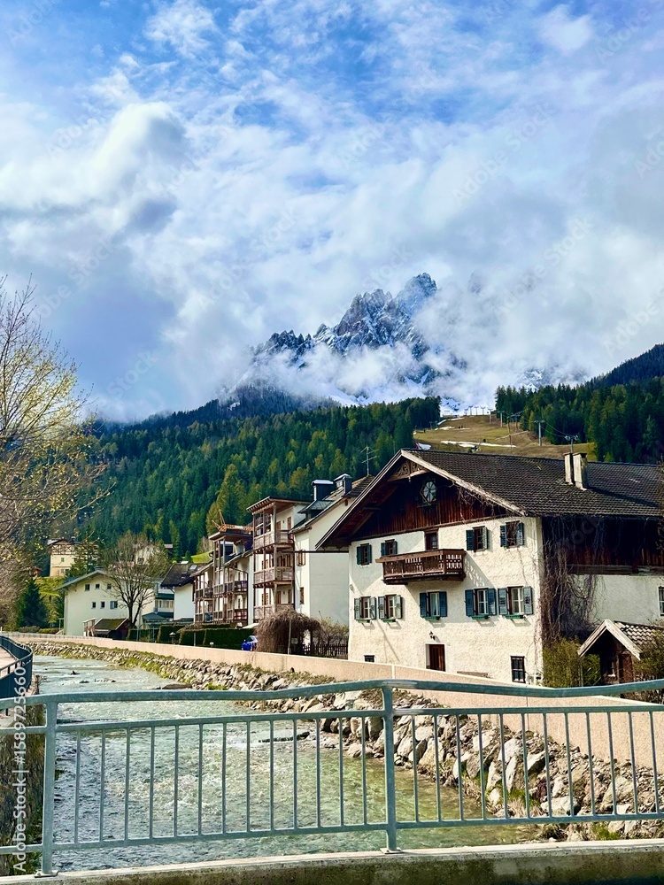 Fototapeta premium houses in the mountains