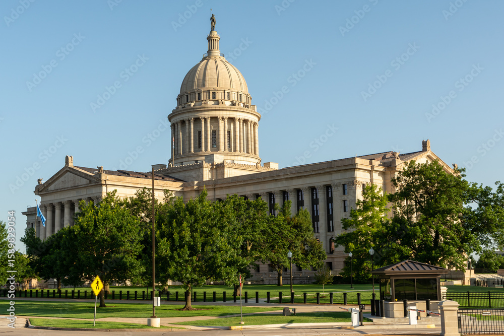 Obraz premium Early morning at the Oklahoma State Capitol Building. Oklahoma city, OK, USA.