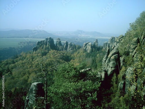 Panorama der Sächsischen Schweiz mit Sandsteinfelsen im Herbstlicht 