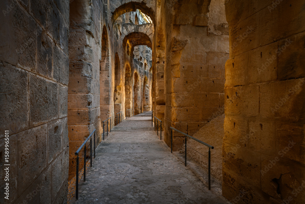 Obraz premium A view of the ruins of the El Djem (Jem) Roman amphitheatre in Mahdia, Tunisia