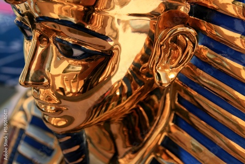 Tableau sur toile Gold-covered mask found in the tomb of Pharaoh Tutankhamun in Egypt