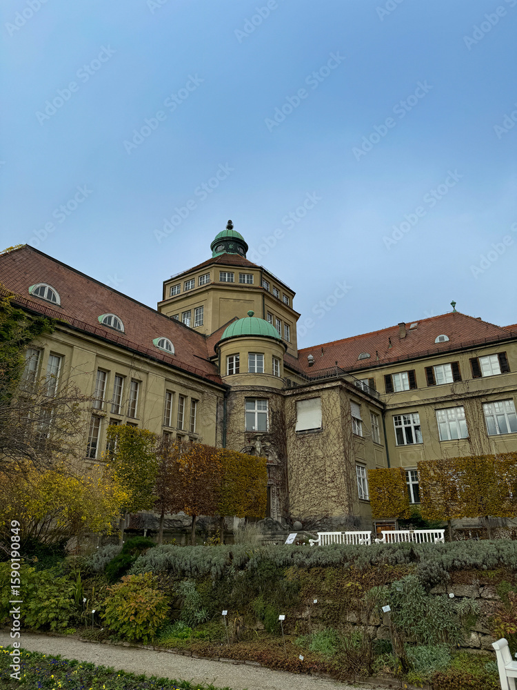 Obraz premium Architectural view of a European building with lush gardens