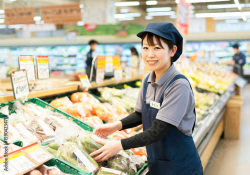 スーパーで働くパートタイマーの女性
