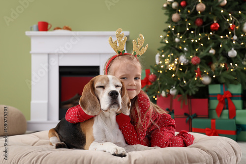 Cute little girl with Beagl...