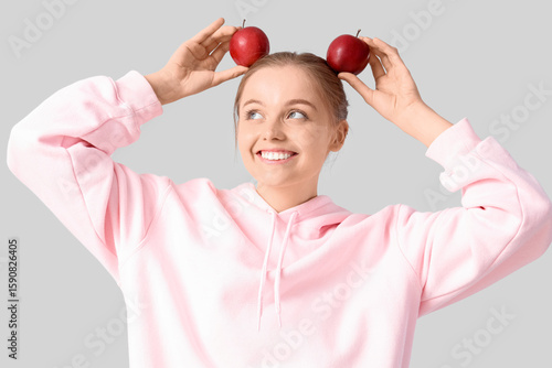 Young woman with red apples...