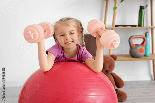 Sporty little girl with dum...