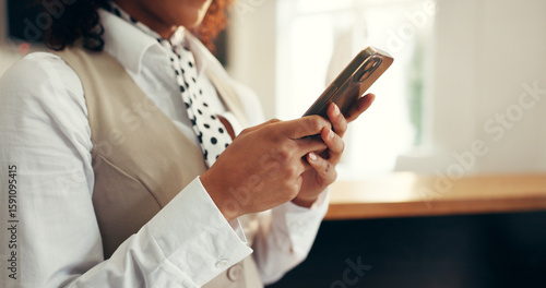 Fotomural Hotel, receptionist and hands with smartphone, research or checking reservation on web and schedule