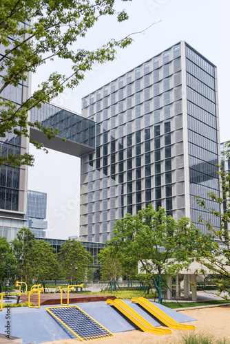 Modern commercial buildings are set in green and environmentally friendly green landscapes, with the appearance of commercial and office buildings and urban modern architectural structures