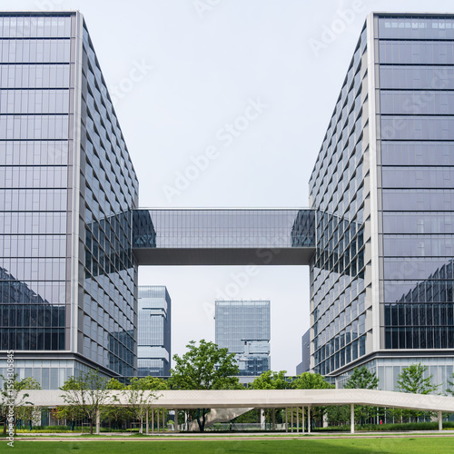Modern commercial buildings are set in green and environmentally friendly green landscapes, with the appearance of commercial and office buildings and urban modern architectural structures