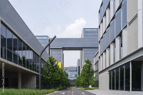 Modern commercial buildings are set in green and environmentally friendly green landscapes, with the appearance of commercial and office buildings and urban modern architectural structures