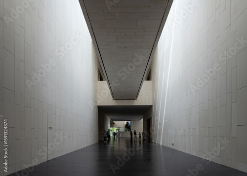 The interior public space design of modern museums reflects a sense of spaciousness and the texture of materials