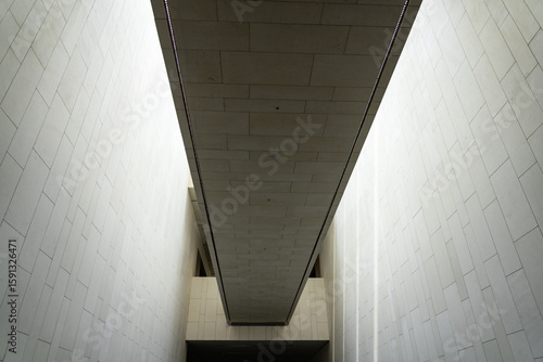 The interior public space design of modern museums reflects a sense of spaciousness and the texture of materials