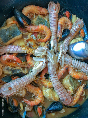 Tableau sur toile Fish zarzuela containing mussels, prawns, crayfish, hake and clams among other i