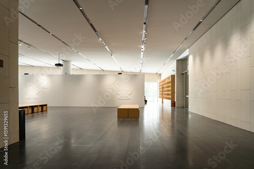 The interior public space design of modern museums reflects a sense of spaciousness and the texture of materials