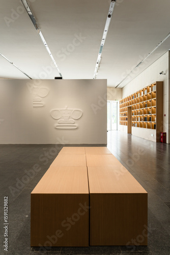 The interior public space design of modern museums reflects a sense of spaciousness and the texture of materials