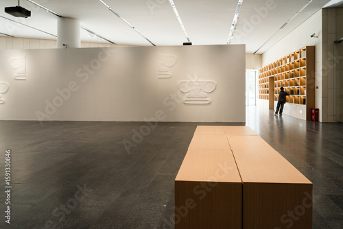 The interior public space design of modern museums reflects a sense of spaciousness and the texture of materials