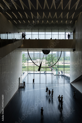 The interior public space design of modern museums reflects a sense of spaciousness and the texture of materials