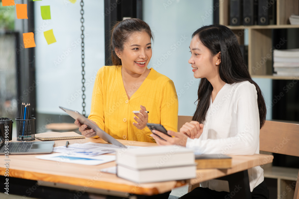 Obraz premium Asian businesswoman raises her hand happily, happy to be successful in her career