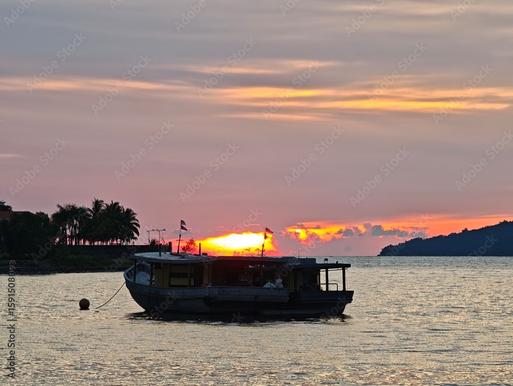 Obraz premium Fishing Boat at Tropical Snset with Sillhoueted Palm Trees