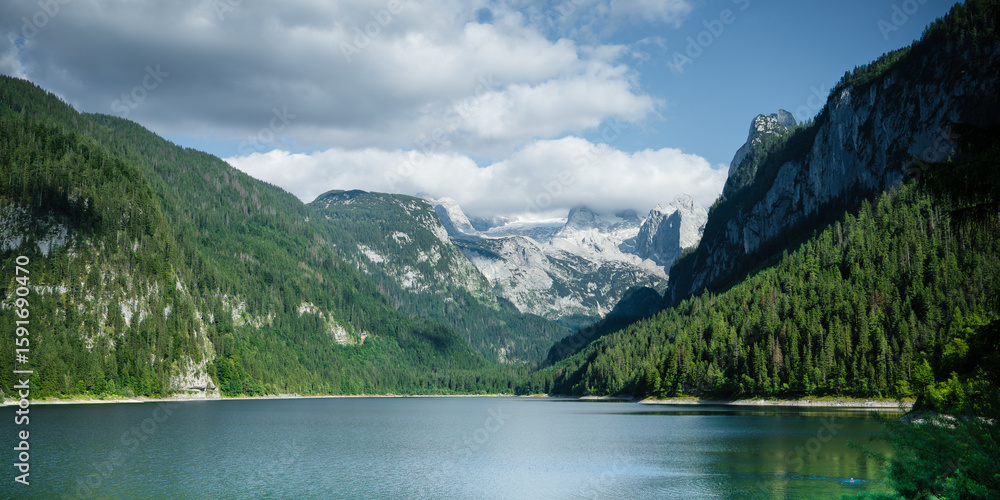 Fototapeta premium Blick über den Gosausee, im Hintergrund die Alpen und der Gosaugletscher