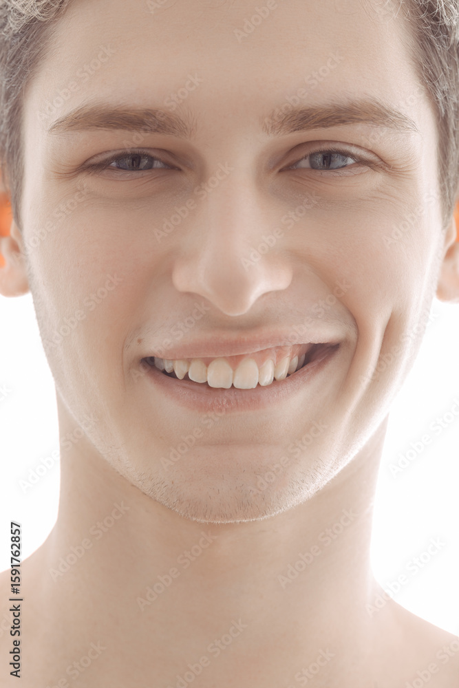 Obraz premium Close-Up Of Smiling Young Man With Bright Expression Against White Background 