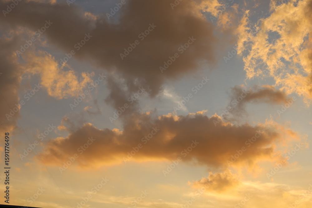 Obraz premium The twilight sky with a mix of blue and orange