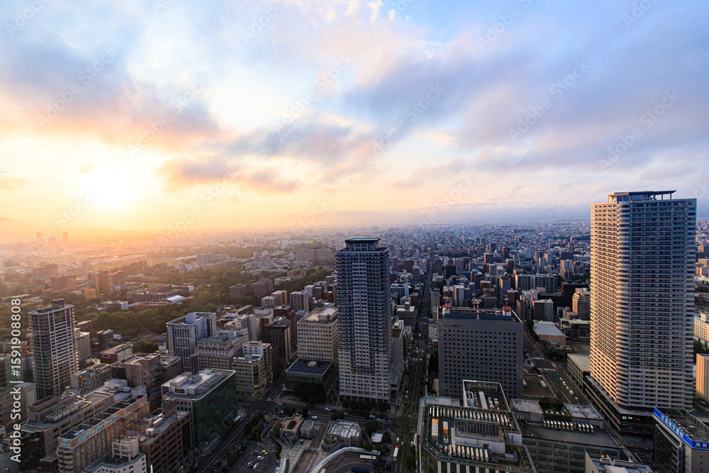 Obraz premium Hokkaido, JapanBeautiful Sunrise Over Sapporo City Skyline in Hokkaido Japan