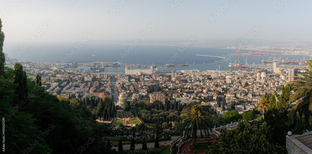 Naklejka premium Panoramic view on Haifa from a top point of Bahai gardens with sea view
