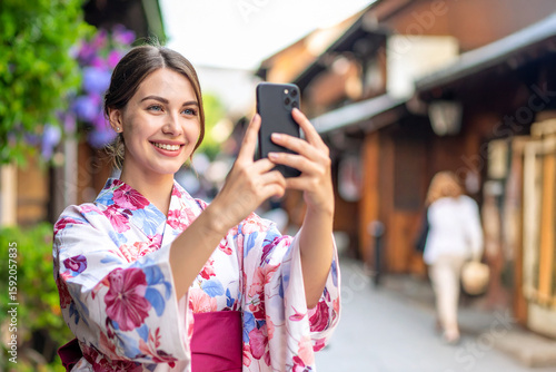 自撮りする浴衣の外国人観光客01